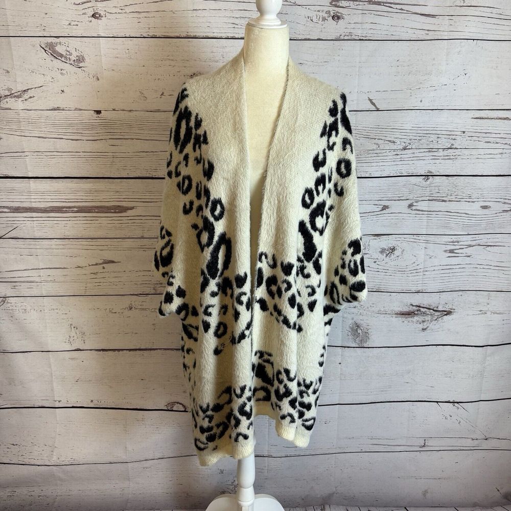 Roffe Knit Poncho Womens One Size 42x30 White Black Leopard Pattern Print
